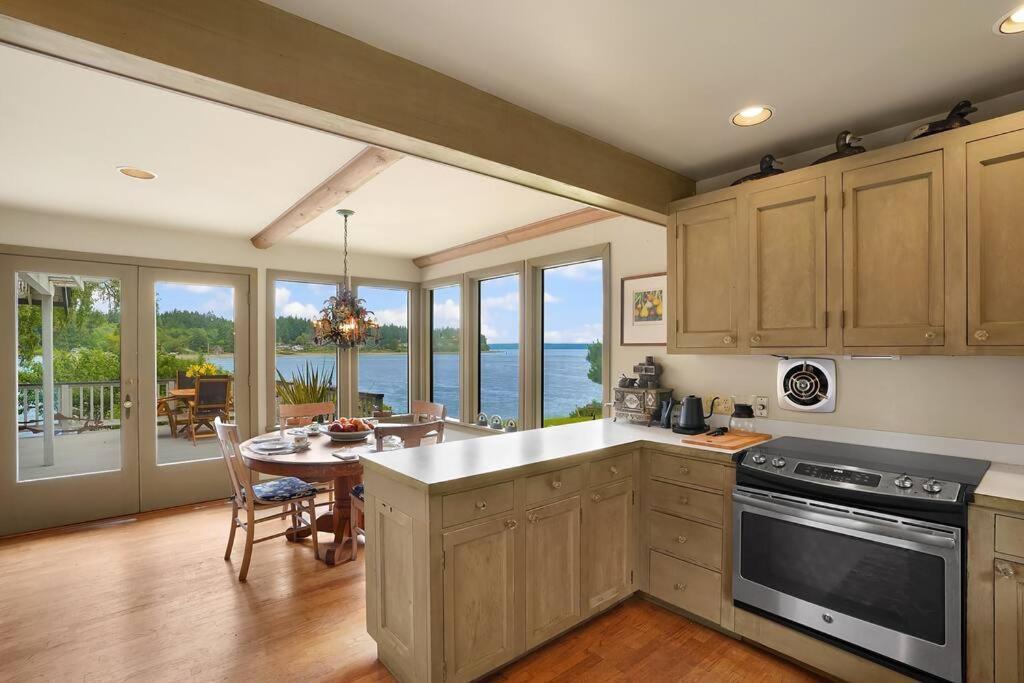 Murden Cove Waterfront Retreat: 3Br Oasis & Kayaks Villa Bainbridge Island Eksteriør billede